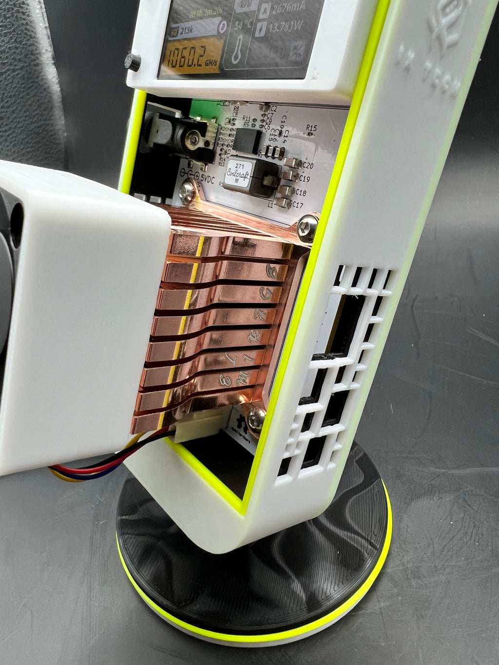 Nerdaxe Gamma – Full-Color Clarity & Smarter Bitcoin Mining